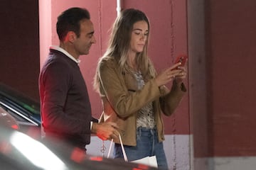 La relaci¨®n entre Enrique Ponce y Ana Soria comenz¨® en 2020, poco despu¨¦s de que el torero anunciara su separaci¨®n de Paloma Cuevas, con quien estuvo casado durante 24 a?os. Su romance gener¨® gran pol¨¦mica debido a la diferencia de edad de 26 a?os entre ellos.
Ana Soria, una joven estudiante de Derecho, conoci¨® a Enrique Ponce a trav¨¦s de Instagram, donde comenz¨® a seguirlo y expresar su admiraci¨®n por su trayectoria. Con el tiempo, su relaci¨®n se hizo p¨²blica y ambos compartieron momentos juntos en redes sociales y eventos p¨²blicos.
A pesar de las cr¨ªticas iniciales, han mantenido su relaci¨®n y han optado por llevarla de manera m¨¢s privada en los ¨²ltimos a?os. Se ha especulado sobre un posible compromiso o boda en 2025, aunque no hay confirmaci¨®n oficial.