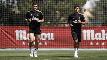 Luka Jovic a la izquierda corriendo al lado de Brahim D&iacute;az, a la derecha.