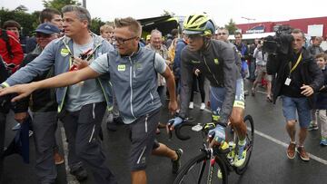 Alberto Contador llega a la salida de la segunda etapa del Tour de Francia en Saint-Lô.