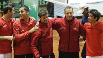 <b>DEBUT PERFECTO. </b>Granollers, Almagro, Ferrero, Corretja y Marc López celebran el pase en Oviedo.