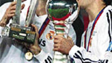 <b>LAS DOS COPAS, EN SUS MANOS</b>. Nada más finalizar el encuentro, los dos capitanes madridistas fueron los encargados de recoger las dos Copas.