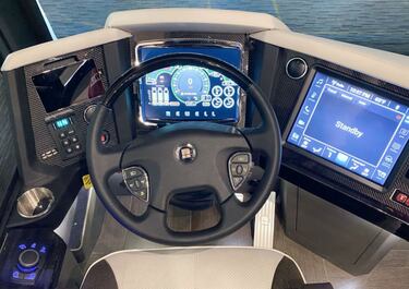 Piloto y copiloto se sientan sobre increíbles asientos de piel retráctiles y calefactables y que hacen masajes, así como un sistema de climatización que funciona por inteligencia artificial para evitar que el conductor se despiste en la carretera. Obviamente incorpora un sistema de cámaras que permiten una visión de 360º sobre la autocaravana. 