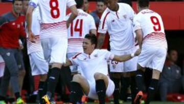 Konoplyanka, felicitado por sus compañeros.