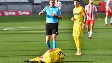 Iv&aacute;n Calero, dolorido en el suelo tras lesionarse en su rodilla izquierda.