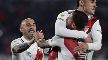 River Plate's midfielder Bruno Zuculini (R) celebrates with teammates after scoring the team's third goal against Central Cordoba during the Argentine Professional Football League Tournament 2022 match at the Monumental stadium in Buenos Aires, on August 21, 2022. (Photo by ALEJANDRO PAGNI / AFP)