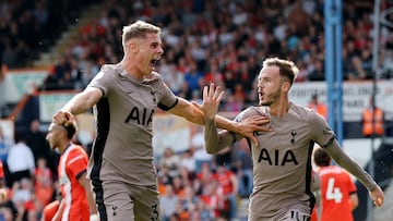 Mickey van de Ven y James Maddison, jugadores del Tottenham, celebran el gol anotado ante el Luton Town.