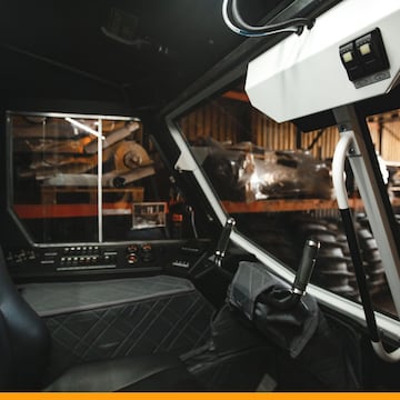 Como buen veh¨ªculo para la aventura, no tiene un volante al uso. Y no le faltan botones con sistemas varios de conducci¨®n.