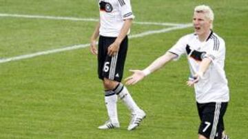 <b>EL PRIMER EXPULSADO.</b> Bastian Schweinsteiger se ha convertido en el primer jugador expulsado de la Eurocopa 2008.