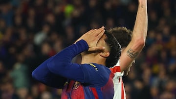 Cancelo se lamenta en una acción del partido contra el Atlético.