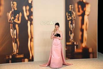 Mikey Madison poses with the Best Actress Oscar for "Anora" in the Oscars photo room at the 97th Academy Awards. REUTERS/Mario Anzuoni