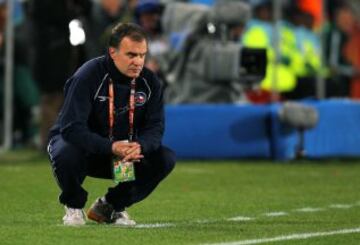 Entre sus más grandes etapas como entrenador aparecen cuando tomó a la selección de Argentina en el mundial de 2002, así como la de Chile en el 2010. Dejó huella en clubes como el Athletic Club en España y el Olympique de Marsella en Francia.