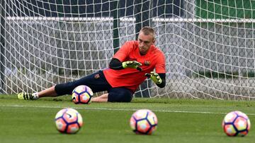 GRA158. SANT JOAN DESP&Iacute; (BARCELONA), 01/10/2016.- El portero holand&eacute;s del FC Barcelona Jasper Cillessen, durante el entreno realizado por la plantilla blaugrana para preparar el partido de liga que disputar&aacute;n ma&ntilde;ana ante el Rea