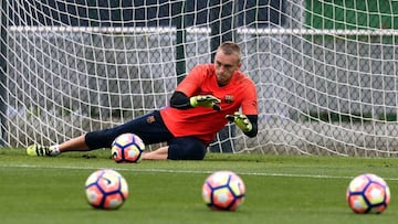 GRA158. SANT JOAN DESPÍ (BARCELONA), 01/10/2016.- El portero holandés del FC Barcelona Jasper Cillessen, durante el entreno realizado por la plantilla blaugrana para preparar el partido de liga que disputarán mañana ante el Rea