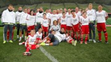 POR LA TARDE. Los jugadores hicieron un clinic para 20 niños en un acto de uno de sus patrocinadores.