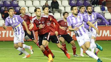 El Real Valladolid defiende una falta lateral ante el Mirand&eacute;s en un partido de la Liga 1,2,3.