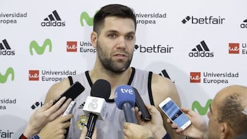 Felipe Reyes atiende a la prensa.