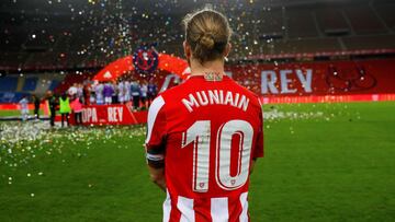 Seville (Spain), 03/04/2021.- A handout photo made available by the Spanish Royal Soccer Federation (RFEF) shows Athletic Club&#039;s captain Iker Muniain watching Real Sociedad&#039;s celebrations at the end of the 2020 Spanish King&#039;s Cup final socc