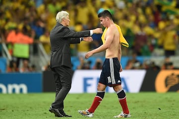 En 2012 la FCF contrato a Pékerman y ahí empezó una de las mejores relaciones en la Selección. James se convirtió en referente del equipo, con el técnico demostró su crecimiento y se convirtió en figura mundial tras Brasil 2014, donde fue el goleador. "Con tus consejos crecí a todo nivel, fuiste y serás una de las personas más importantes en mi carrera. Durante estos años fuiste como un padre para mí. Todo mi cariño para ti, serás siempre mi mejor maestro", dijo el volante cuando el argentino terminó su etapa en la Selección. Con Pékerman jugó 83 partidos y marcó 21 goles.