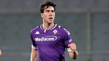 Dusan Vlahovic celebra un gol con la Fiorentina.