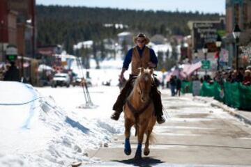 Este fin de semana se ha desarrollado en la calles de Leadville, Colorado; la 68 edición de la carrera anual de Skijoring 