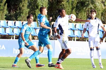 Dorian trata de controlar un baln con el pecho. en el Marbella- Betis.