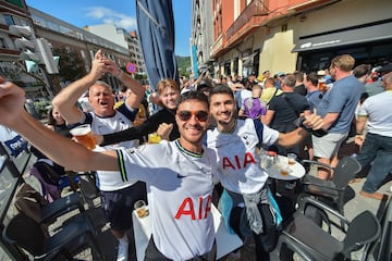 Bilbao ya acoge a los primeros aficionados del Tottenham y Manchester United, que disputarán la final de la Europa League en San Mamés. La ciudad vive un ambiente vibrante, con la final como protagonista en calles.
