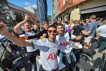 Bilbao ya acoge a los primeros aficionados del Tottenham y Manchester United, que disputarán la final de la Europa League en San Mamés. La ciudad vive un ambiente vibrante, con la final como protagonista en calles.