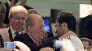 Ra&uacute;l es saludado por el rey Juan Carlos momentos antes del partido,