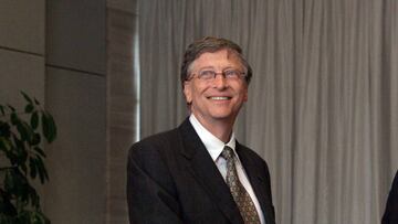 (FILES) This file photo taken on April 8, 2013 shows China's President Xi Jinping (R) shaking hands with Microsoft founder Bill Gates during the Boao Forum for Asia (BFA) annual conference in Boao on the southern Chinese resort island of Hainan. - Computer giant Microsoft -- in talks to buy Chinese video app TikTok on August 5, 2020 -- is one of few US internet companies to succeed in China, despite the Communist nation's wide-reaching censorship. Microsoft's founder Bill Gates has long embodied a model of success in the eyes of many Chinese people and his books are bestsellers in the country. (Photo by TYRONE SIU / POOL / AFP)