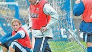 <b>MUY TOCADO. </b>Lotina, cabizbajo en el entrenamiento de ayer.