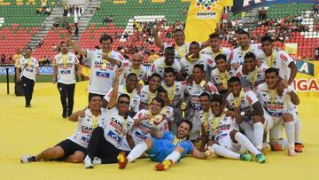 Jugadores del Junior celebrando el t&iacute;tulo de la Superliga &Aacute;guila.