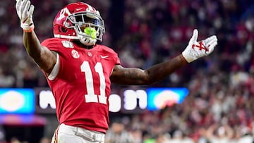 El dueño de Raiders siguió la tradición instaurada por su padre cuando el equipo estaba en Oakland y seleccionó a Ruggs, el WR más veloz de su generación.