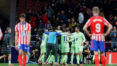 Los jugadores del Barcelona celebran su triunfo en el Metropolitano.