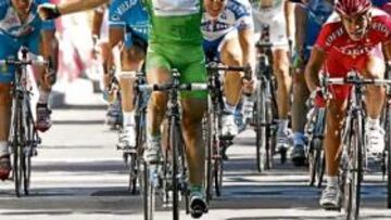 <b>VICTORIOSO. </b>Óscar Freire, líder de la regularidad y completamente vestido de verde, se impuso en Digne les Bains a Duque y Zabel.