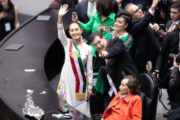 Claudia Sheinbaum Pardo, y el senador Gerardo Fernández Noroña posan para una fotografía durante la toma de posesión presidencial.