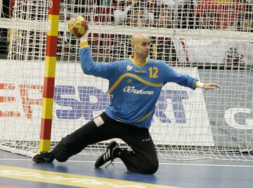 Portero de balonmano que se retira este 2022 con 44 años. En 2005 conquistó el oro en los Juegos Mediterráneos de Almería y en 2013 el oro en el Mundial de Balonmano, al siguiente año, en 2014, obtuvo el bronce en el Campeonato de Europa. En su palmarés acumula 5 ligas ASOBAL, 1 liga de Francia, 5 Copas del Rey (3 con el F.C. Barcelona y 2 con el BM Valladolid), 3 Supercopas de España, 3 Copas ASOBAL y 1 Liga húngara de balonmano. Como títulos