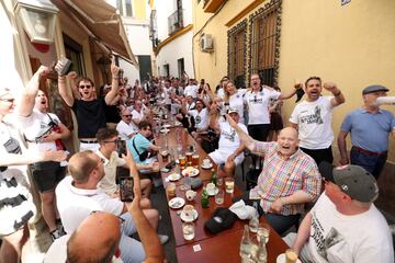 Miles de aficionados del Eintracht y del Rangers FC esperan la hora del partido disfrutando de la ciudad de Sevilla.