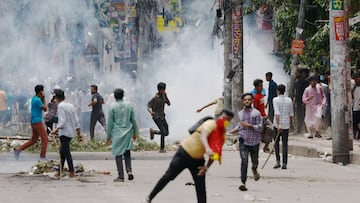 Protesters clash with Border Guard Bangladesh (BGB) and the police outside the state-owned Bangladesh Television as violence erupts across the country after anti-quota protests by students, in Dhaka, Bangladesh, July 19, 2024. REUTERS/Mohammad Ponir Hossain