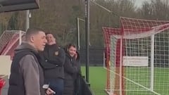 Tomaba una cerveza mientras veía un partido y lo que le sucede después es doloroso