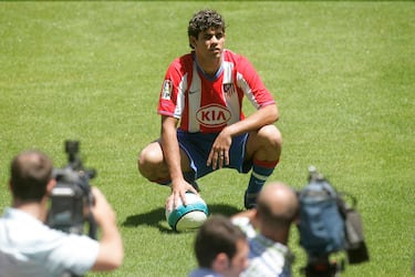 El brasileño aterrizó por 60 millones de euros, tras haberlo vendido tres temporadas antes por 38 millones. 216 partidos y 83 goles con la zamarra colchonera. Tuvo dos etapas en el club, una más gloriosa que la otra. ¿Su mejor momento? El doblete al Madrid en la final de la Supercopa de Europa de 2018, la última final que perdió el equipo blanco. La temporada que ganó la Liga con el Atleti (2013/14) metió 27 goles, muy cerca de los 28 de Messi y los 31 de Cristiano.