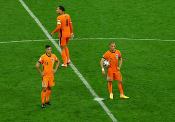 1-2. Los jugadores de Países Bajos desolados tras el segundo gol.