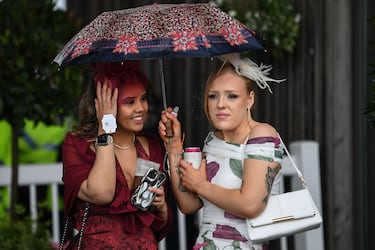 El Aintree Grand National es la carrera ecuestre de obstáculos más importante del Reino Unido. Hoy se celebra el Ladies Day, donde los sombreros y el glamour se convierten en los protagonistas.