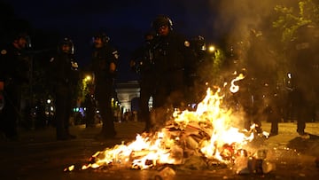 Uno de los incendios provocados en París por la celebración del título de la Champions League.