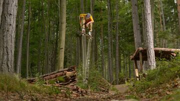 Wheels on Woods, proyecto de Red Bull que combina skate y downhill en el bosque.