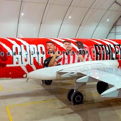Unai Simón, Laporte y Nico Williams lucen en el nuevo avión del Athletic