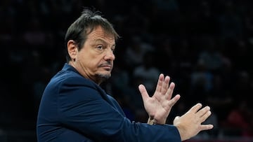 El entrenador de Panathinaikos, Ergin Ataman, durante el partido de la Euroliga de baloncesto que Baskonia y Panathinaikos disputan este viernes en el Fernando Buesa Arena de Vitoria.