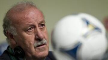 El entrenador de la selecci&oacute;n, durante una rueda de prensa con los t&eacute;cnicos de la Copa Confederaciones.