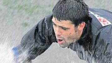 <b>AQUAPLANING. </b>Pichu no tuvo reparos en lanzarse al césped.