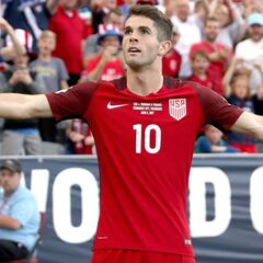 Christian Pulisic pays a visit to his Chelsea teammates