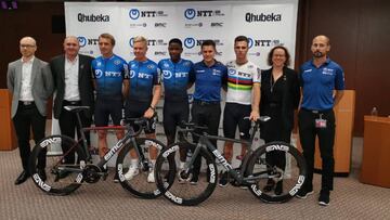 Imagen del acto de presentación del nuevo patrocinio y la nueva equipación del NTT Pro Cycling, antiguo Dimension Data.